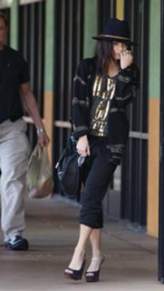 Vanessa Hudgens feet photo thumbnail