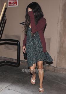 Vanessa Hudgens feet photo thumbnail