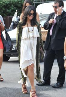 Vanessa Hudgens feet photo thumbnail