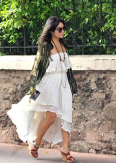 Vanessa Hudgens feet photo thumbnail