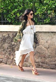 Vanessa Hudgens feet photo thumbnail