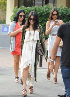 Vanessa Hudgens feet photo thumbnail
