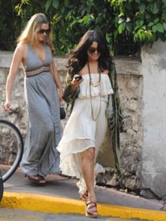 Vanessa Hudgens feet photo thumbnail