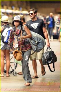 Vanessa Hudgens feet photo thumbnail