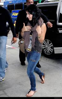 Vanessa Hudgens feet photo thumbnail