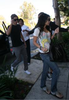 Vanessa Hudgens feet photo thumbnail