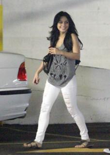 Vanessa Hudgens feet photo thumbnail