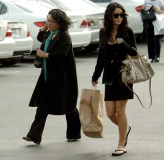 Vanessa Hudgens feet photo thumbnail