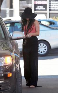 Vanessa Hudgens feet photo thumbnail