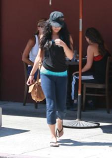 Vanessa Hudgens feet photo thumbnail