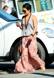 Vanessa Hudgens feet photo thumbnail