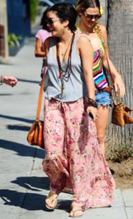 Vanessa Hudgens feet photo thumbnail