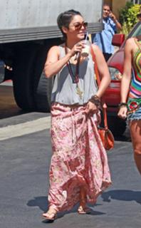 Vanessa Hudgens feet photo thumbnail