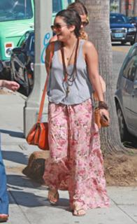 Vanessa Hudgens feet photo thumbnail
