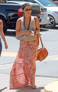 Vanessa Hudgens feet photo thumbnail