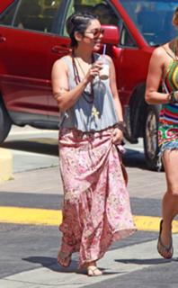 Vanessa Hudgens feet photo thumbnail