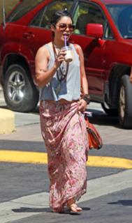 Vanessa Hudgens feet photo thumbnail