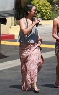 Vanessa Hudgens feet photo thumbnail