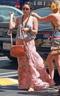 Vanessa Hudgens feet photo thumbnail