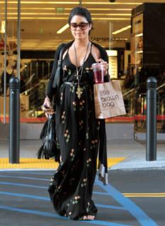 Vanessa Hudgens feet photo thumbnail