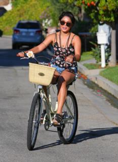 Vanessa Hudgens feet photo thumbnail