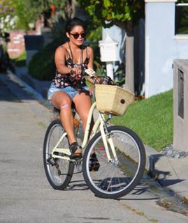 Vanessa Hudgens feet photo thumbnail