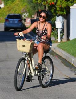 Vanessa Hudgens feet photo thumbnail