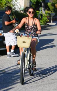 Vanessa Hudgens feet photo thumbnail