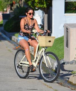 Vanessa Hudgens feet photo thumbnail