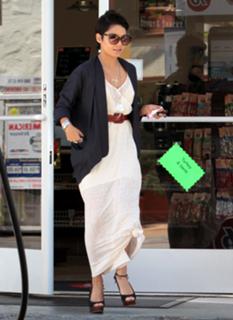 Vanessa Hudgens feet photo thumbnail