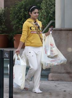 Vanessa Hudgens feet photo thumbnail