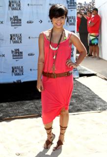 Vanessa Hudgens feet photo thumbnail