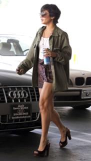 Vanessa Hudgens feet photo thumbnail