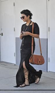 Vanessa Hudgens feet photo thumbnail