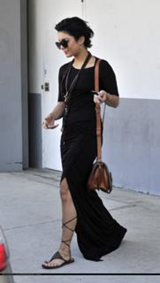 Vanessa Hudgens feet photo thumbnail