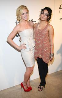 Vanessa Hudgens feet photo thumbnail