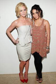 Vanessa Hudgens feet photo thumbnail