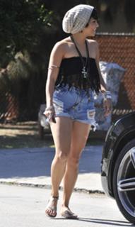 Vanessa Hudgens feet photo thumbnail