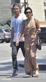 Vanessa Hudgens feet photo thumbnail