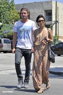 Vanessa Hudgens feet photo thumbnail