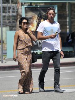 Vanessa Hudgens feet photo thumbnail