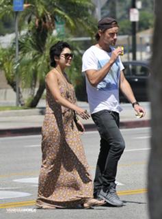 Vanessa Hudgens feet photo thumbnail
