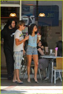 Vanessa Hudgens feet photo thumbnail