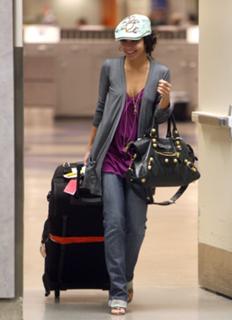 Vanessa Hudgens feet photo thumbnail