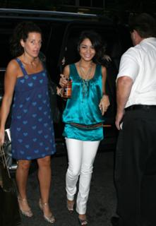 Vanessa Hudgens feet photo thumbnail