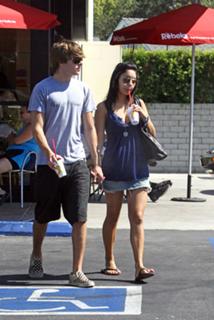 Vanessa Hudgens feet photo thumbnail