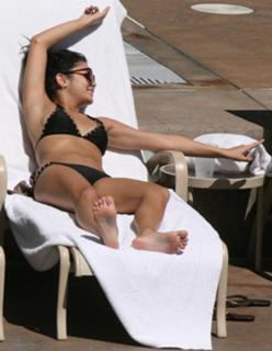 Vanessa Hudgens feet photo thumbnail