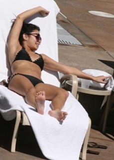 Vanessa Hudgens feet photo thumbnail