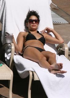 Vanessa Hudgens feet photo thumbnail
