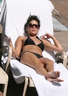 Vanessa Hudgens feet photo thumbnail